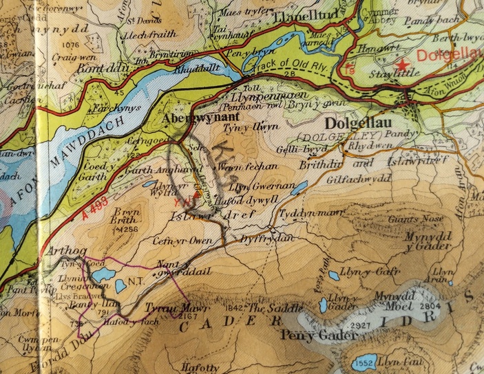 Una región pequeña de un mapa con curvas de nivel rellenas (un mapa hipsometrico) que muestra los alrededores de Dolgellau y Cader Idris en Gales.
