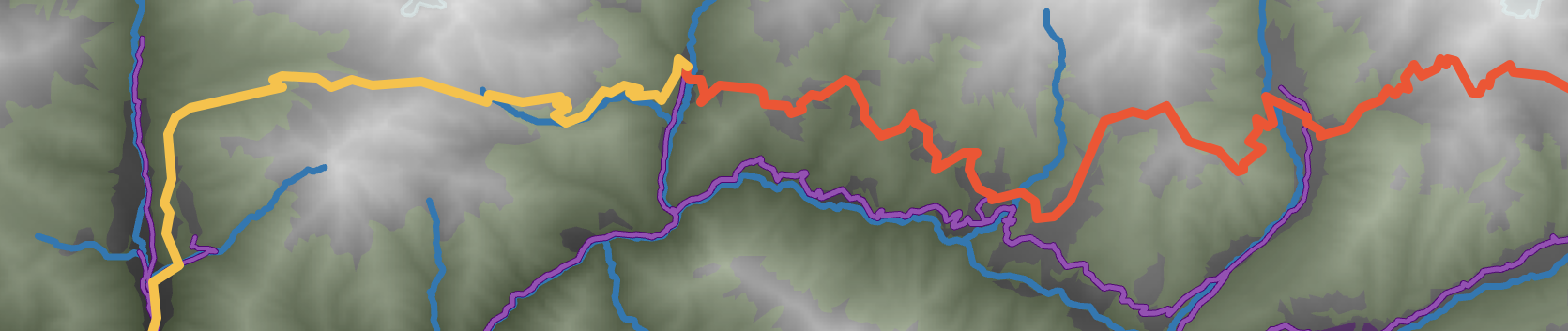 Una captura de pantalla corta y ancha del mapa interactivo del Camino Transcaucásico, mostrando dos secciones del sendero (una roja, una naranja), así como carreteras (morado) y ríos (azul) en un mapa base hipsométrico de blanco a negro, con vegetación mostrada como una superposición verde transparente.